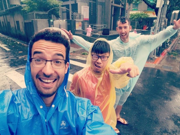 אפי, גיא ובן (מפיק התערוכה) מבלים בטייפון (צילום_ אפי גנור)
