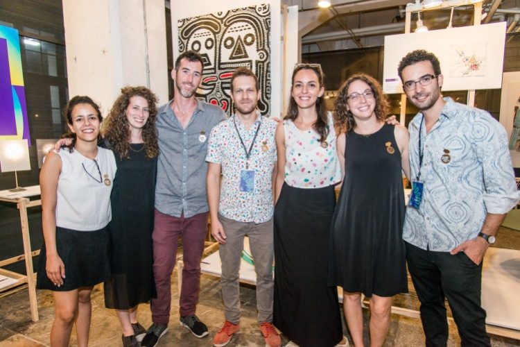 נציגי צוות התערוכה בערב הפתיחה. מימין לשמאל: אפי גנור, רותם בנאי, יעל רבוא, איתי אהלי, גיא בר סיני, עפרי ליפשיץ, נעמה דמארי. צילום: Jason Yeh